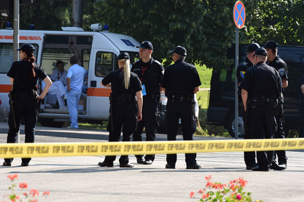 Разнео се бомбом на улици