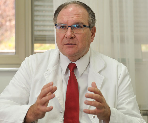 liječnik tretira hipertenzije kardiolog