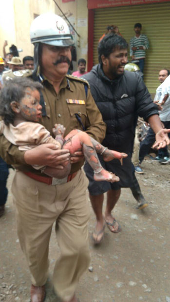 Индија: Урушила се гаража, осам особа погинуло (Видео)