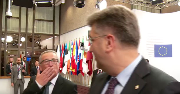 ВИДЕО: Јункер уштинуо хрватског премијера и послао му пољубац