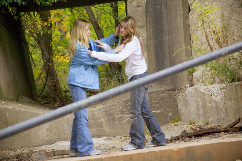 СНИМАК ЗГРОЗИО ЈАВНОСТ СРПСКЕ: Брутално тукле другарицу, сада изложене линчу