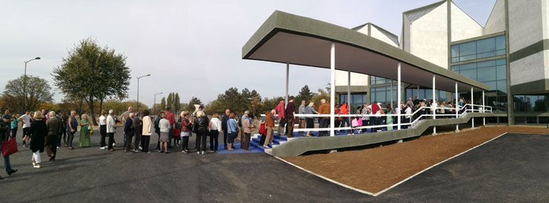 Музеј савремене уметности: Редови за великане и другог дана (ФОТО)