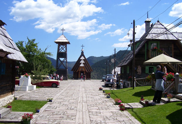 У Дрвенграду блузу сто студената из Србије и РС