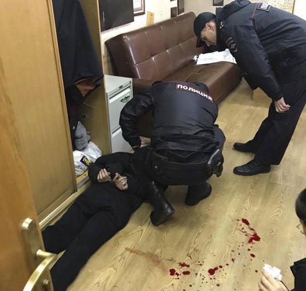 ДРАМА У МОСКВИ: Упао у радио станицу, ножем исекао водитељку; ОЕБС осудио напад (ФОТО/ВИДЕО)