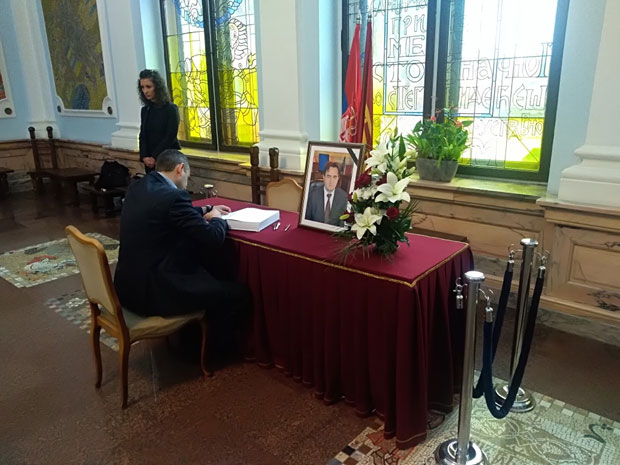 ОТВОРЕНЕ КЊИГЕ ЖАЛОСТИ: Крушевљани се опраштају од градоначелника