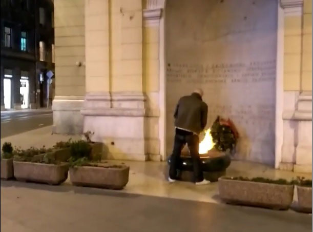 ВАНДАЛИЗАМ У САРАЈЕВУ: Уринирао по Вечној ватри у центру града (ВИДЕО)