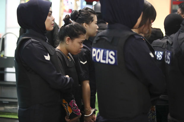 Жене оптужене за убиство полубрата Ким Џон Уна довели везане на аеродром