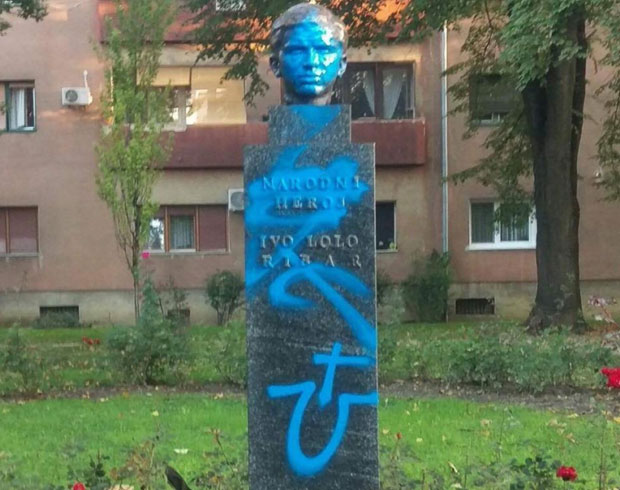 Усташки симболи опет на бисти Иве Лоле Рибара