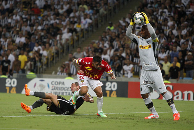 ГОЛМАН ПРЕЖИВЕО ХОРОР: Маскирани разбојници отели аутомобил некадашњем репрезентативцу Бразила (ВИДЕО)