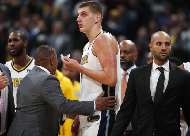 СРАМАН ПОТЕЗ ТРЕНЕРА ВАШИНГТОНА: Брукс исценирао ударац Јокића, а онда је Вол кренуо да се обрачуна са Србином... (ВИДЕО)