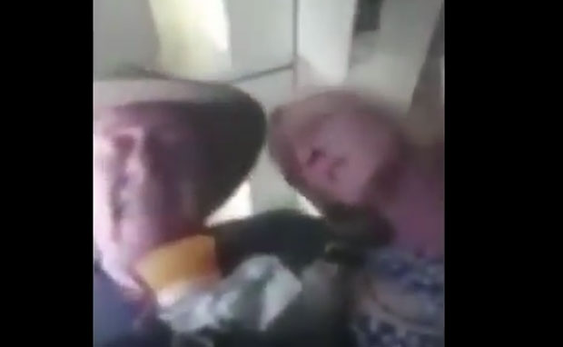 Запросио девојку док се авион рушио (ВИДЕО)