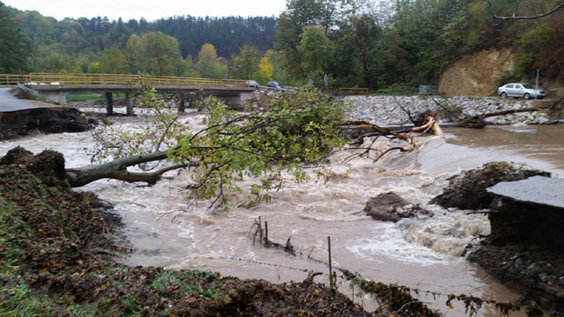 Набујали Градац однео 15 метара пута у Ваљеву (ФОТО)