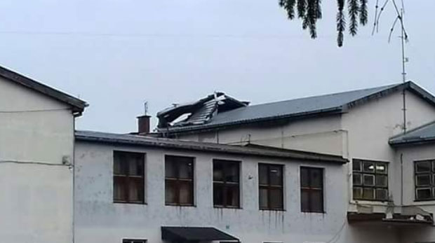 ФОТО: Ветар однео део крова школе
