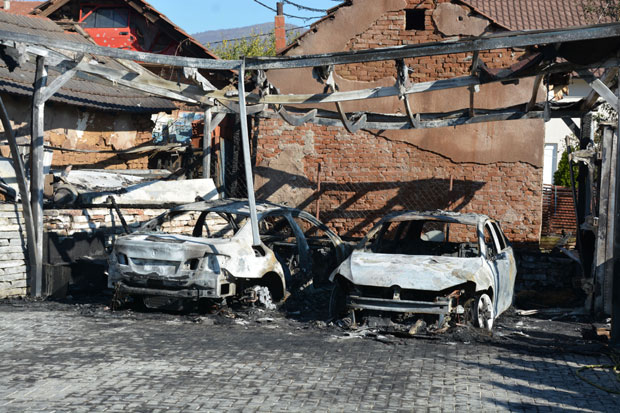 Подметнут пожар у дворишту куће пекара у Северној Митровици (ФОТО)