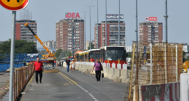 Мајстори на мосту и дању и ноћу