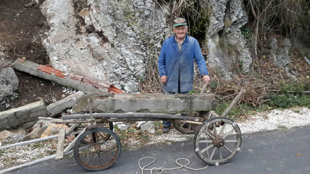 НЕМАШТИНА ГА НАТЕРАЛА ДА НАПУСТИ ДОМ: Доста ми је свега, селим се у пећину!