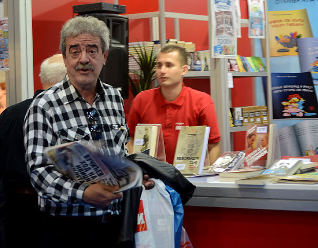 ИЗДАЊА НА ШТАНДУ НОВОСТИ: Момир Булатовић пазарио Путина