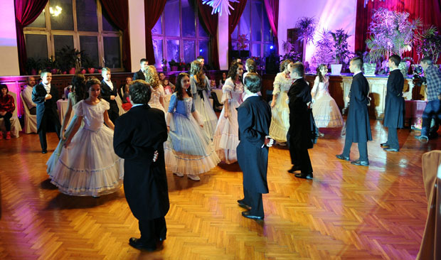 БЕОГРАДСКИ ДЕЧЈИ БАЛ: Плесали валцер и играли коло (Фото)