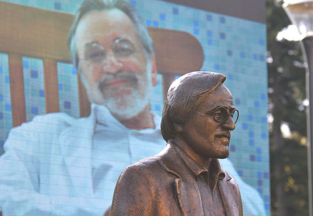 НЕЗАПАМЋЕНИ ВАНДАЛИЗАМ У ВРЊАЧКОЈ БАЊИ: Оскрнављен споменик Драгану Николићу