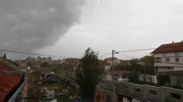 НЕВРЕМЕ У СРБИЈИ: Олујни ветар носио све пред собом, чупао дрвеће; Проглашен жути метеоаларм (Фото и Видео)
