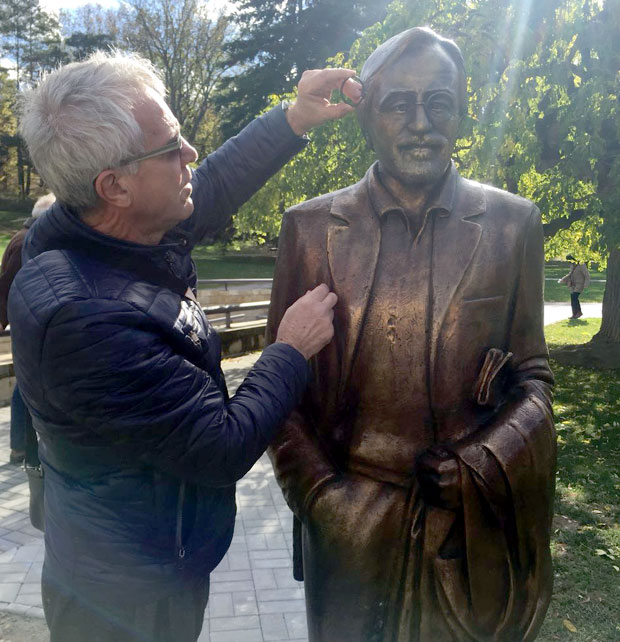 ИНЦИДЕНТ СА СТАТУОМ: Наочаре Драгана Николића случајно поломљене