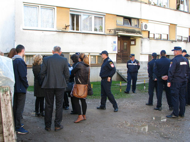 НЕУСПЕШАН ПОКУШАЈ ИСЕЉАВАЊА: Извршитеље отерали бензином и плином