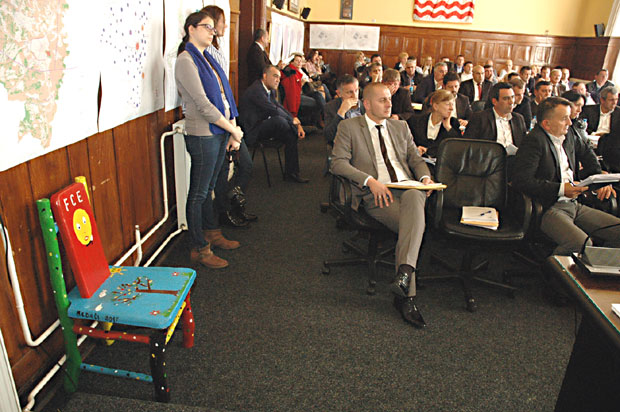 ДА ПОДСЕЋА И ОПОМИЊЕ: Дечја столица у парламенту Бијељине 