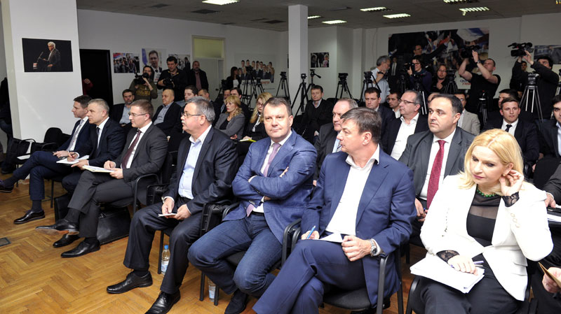 Врх СНС мери изборе