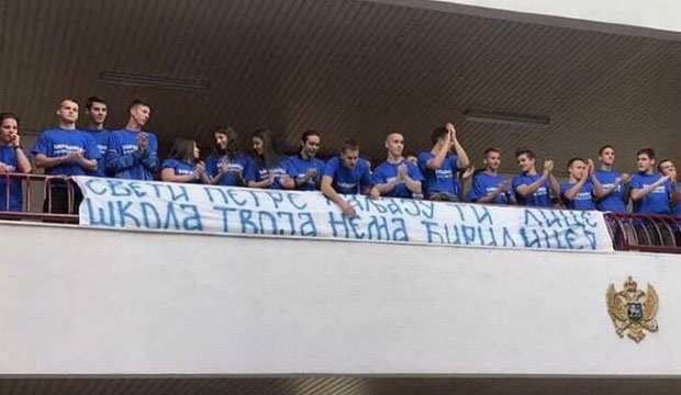 Ђаци у Црној Гори бране ћирилицу