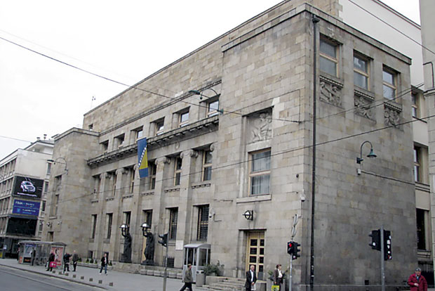 Привреда на коленима, а новац на књижицама 