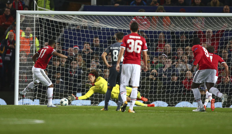 СВИЛАР ОПЕТ У ЦЕНТРУ ПАЖЊЕ: Млади Србин одбранио пенал Марсијалу, а онда уз помоћ Матића опет затресао властиту мрежу (ВИДЕО)