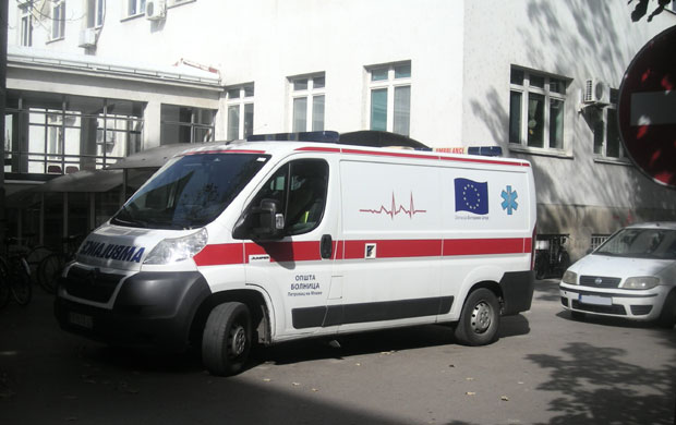 Ножем убо комшиницу у врат