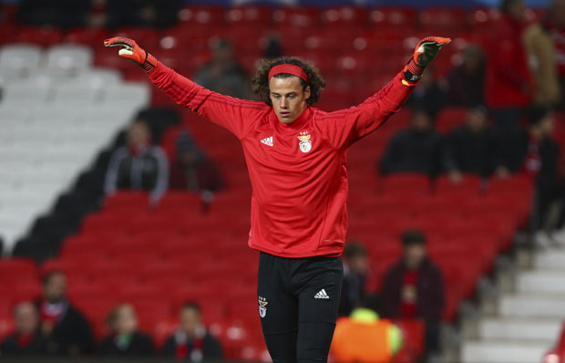 ЛОПТА ВАРЉИВА КАО СУДБИНА: Свилар одбранио пенал и постигао ауто-гол на Олд Трафорду 