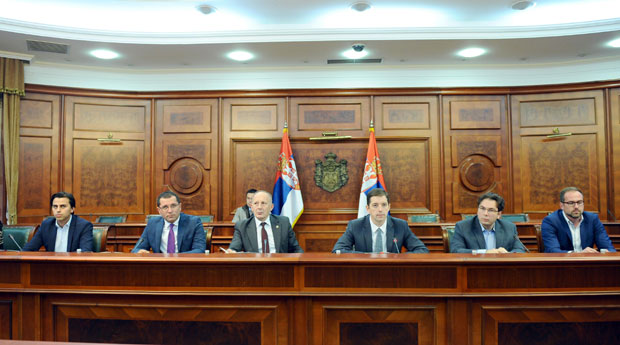 Средином месеца реч за чланове института