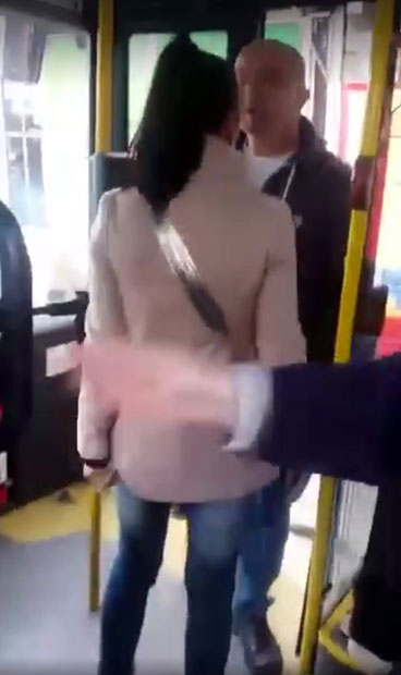 Вређала шофера, он је избацио из возила (ВИДЕО)