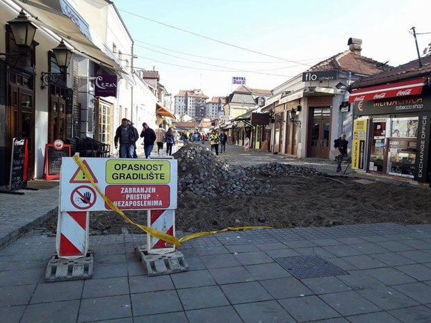 „Нишка Скадарлија“ остаје без дела калдрме због кафића (ФОТО)
