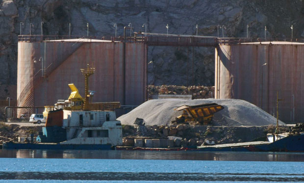 Тоне брод у луци Бар