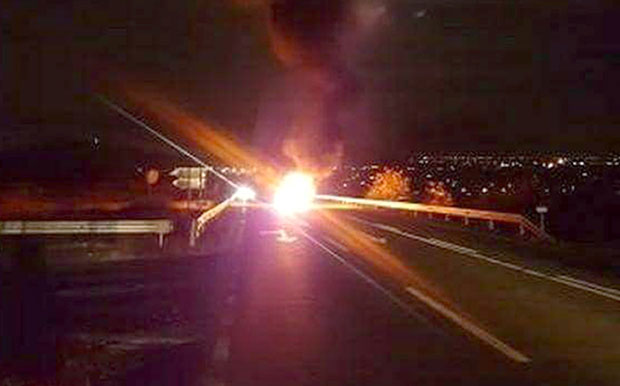 ВИДЕО: Изгорео аутомобил из Милове пратње, троје повређено