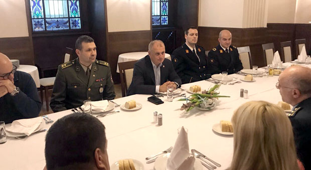 ШПИЈУНКА: Ручак за Војску