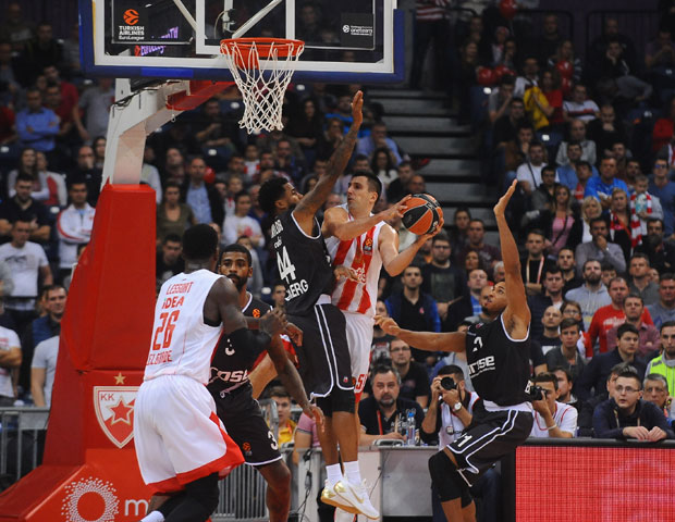 КАО ДА СУ ЖУРИЛИ НА ФУДБАЛ: Кошаркаши Звезде у најслабијем издању у сезони поражени од Бамберга