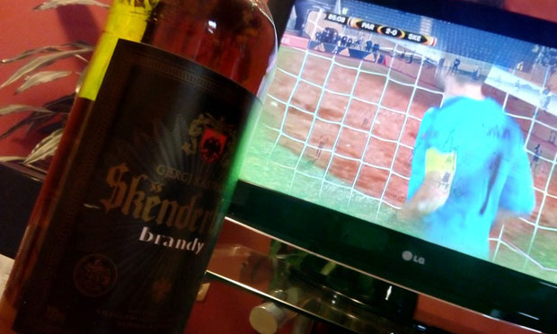 ШПИЈУНКА: Отворен коњак