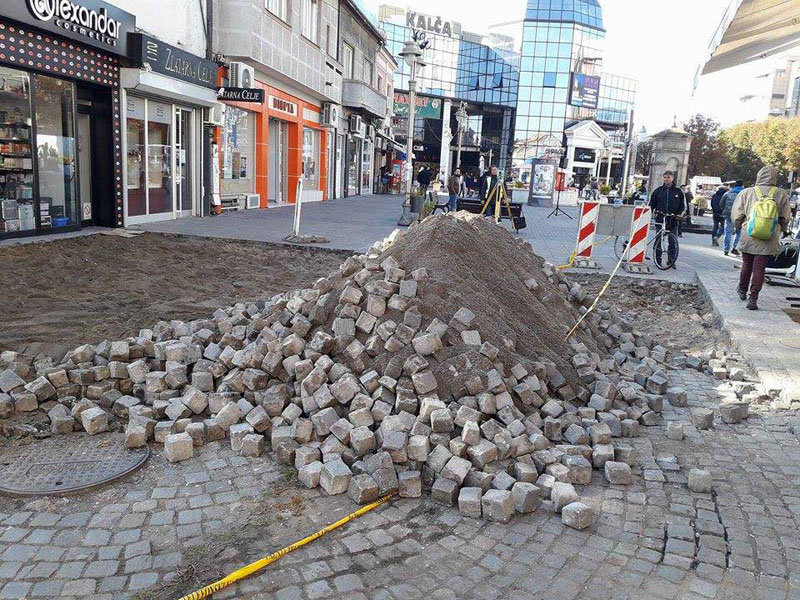 Нишка Скадарлија због кафића остаје без дела калдрме