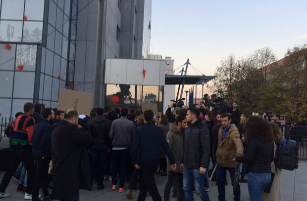 Приштина: Марш Самоопредељења, гађали фарбом зграду владе