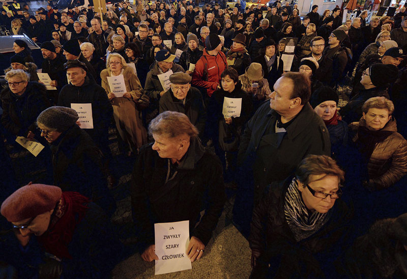 Варшава: Пољаци у тихом маршу сећања на Шчеснија