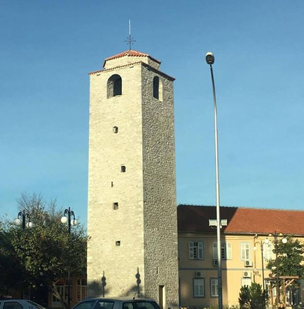 Крсту место на сат-кули