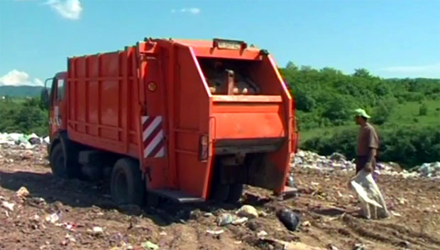 ТУЧА КОМУНАЛАЦА: Нишлија лопатом претукао шефа јер му је смањена плата