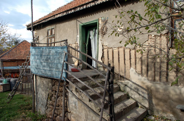 Злочин у Сопоту: Разбио врата, извукао је из куће и упуцао