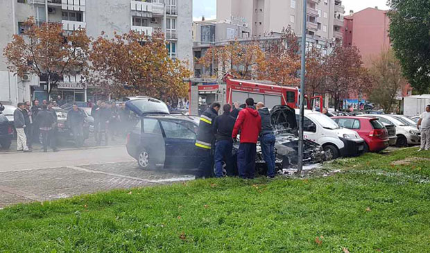 Изгорела два аутомобила у центру Бара