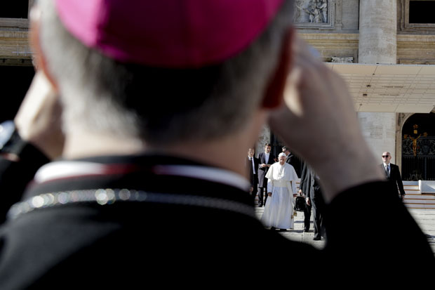 Папа: Спустите телефоне, фокусирајте се на Бога!