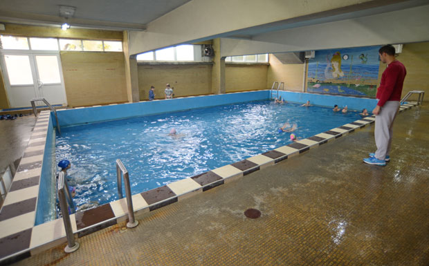 МАТЕМАТИКА, ЛИКОВНО, ПА НА ПЛИВАЊЕ: Ђаци ОШ Никола Тесла једини у Србији имају обавезну наставу физичког у базену